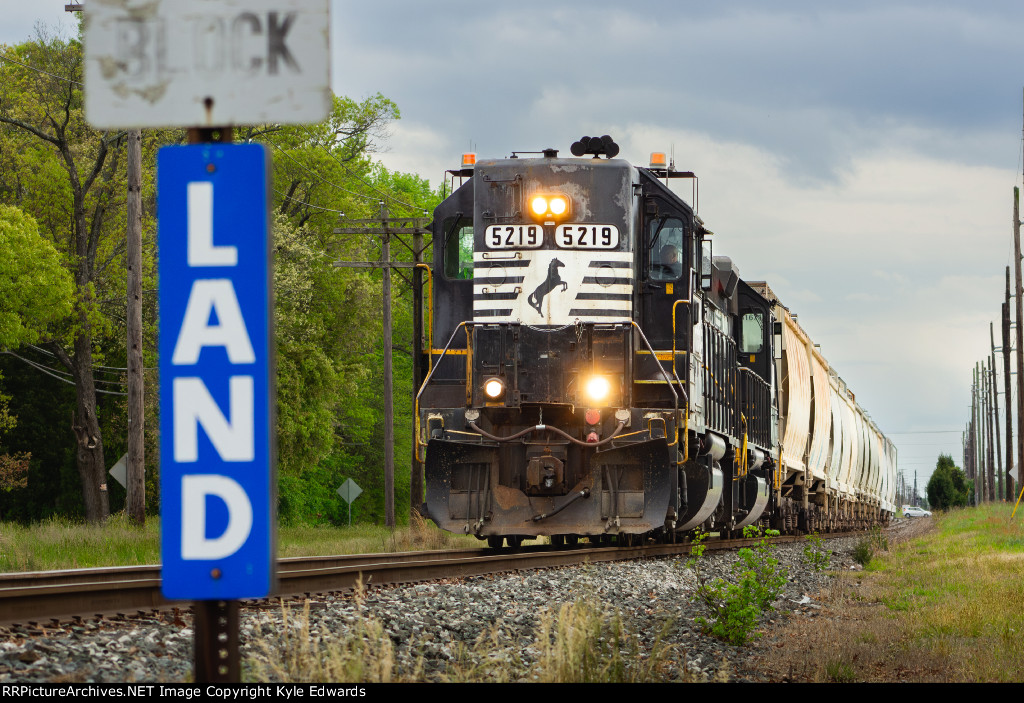 NS GP38-2 #5219 on WPMI-61